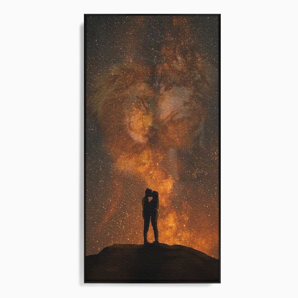 Tablou canvas cu tablou canvas cu siluete de indragostiti si constelatii, in rama de aluminiu negru